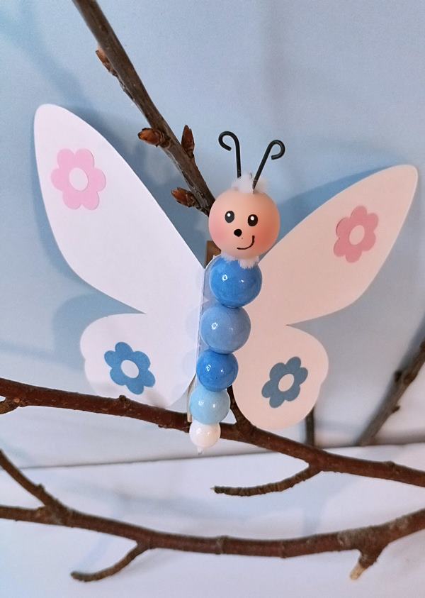 Schmetterling mit Holzperlen in Blau