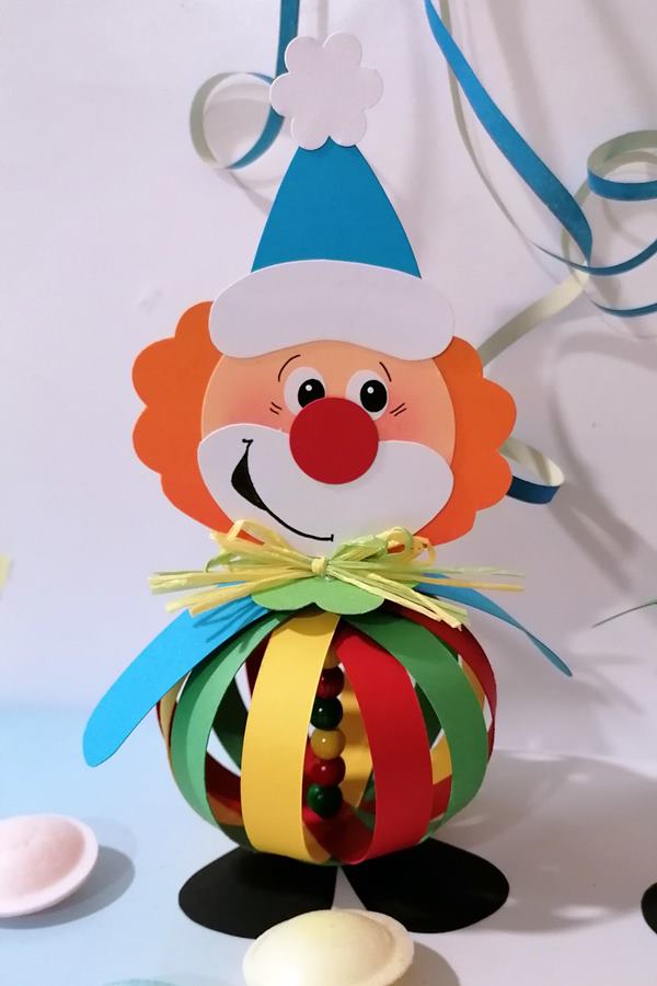 Bunte Clowns aus Papierstreifen